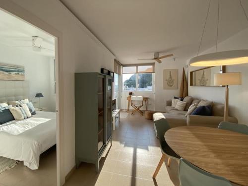 een slaapkamer en een woonkamer met een bed en een tafel bij Montaber Apartments - Sant Pol de Mar in San Pol de Mar