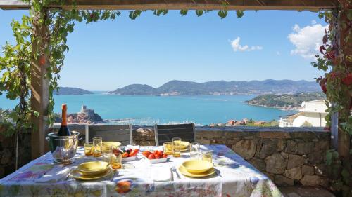 einen Tisch mit Speisen und Meerblick in der Unterkunft Miralunga Villetta Gialla in Lerici