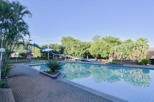 una piscina con un tobogán de agua en un parque en ATKV Buffelspoort en Rustenburg