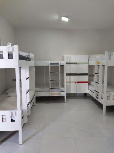 Palanda nebo palandy na pokoji v ubytování MANERO POUSADA e HOSTEL