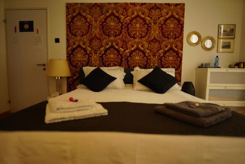 una camera da letto con un letto e asciugamani di Esther's Homestay - Big Room - 26 Square Meters a Horgen