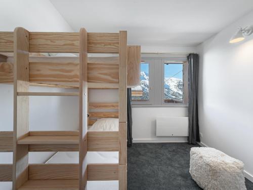 une chambre avec deux lits superposés et une fenêtre dans l'établissement Appartement Cozy Pied des Pistes avec Terrasse – Méribel, les 3 Vallées - FR-1-565-59, à Les Allues