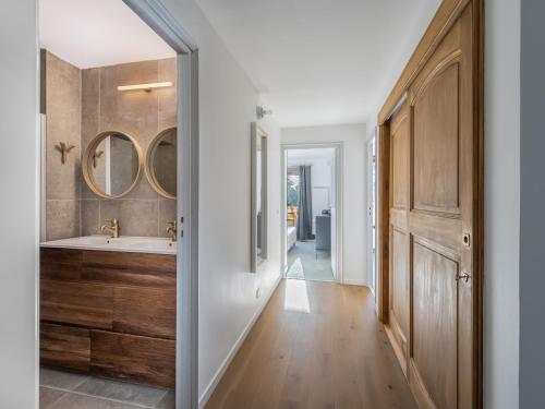 une salle de bain avec un lavabo et un miroir dans l'établissement Appartement Cozy Pied des Pistes avec Terrasse – Méribel, les 3 Vallées - FR-1-565-59, à Les Allues