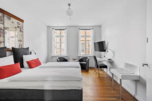 een hotelkamer met twee bedden en een bureau bij Best Western ToRVEhallerne in Vejle