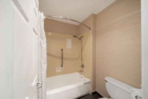 La salle de bains est pourvue d'une baignoire, de toilettes et d'une douche. dans l'établissement Comfort Suites Red Bluff near I-5, à Red Bluff