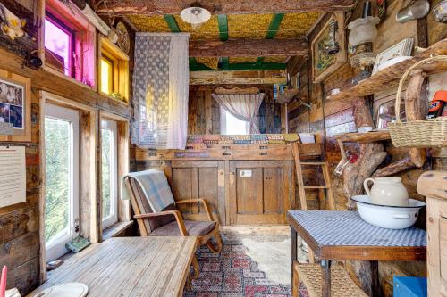 2x Double Bed - Glamping Wagon Dalby Forest في سكرابورو: غرفة مع طاولة وكراسي في غرفة القطار