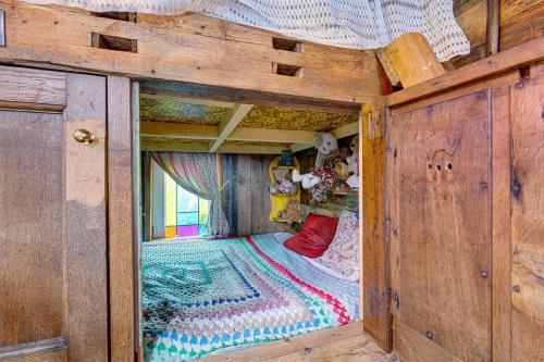 2x Double Bed - Glamping Wagon Dalby Forest في سكرابورو: إطلالة داخلية على سرير في غرفة خشبية