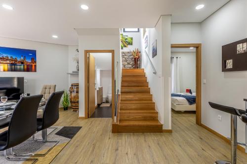 una sala de estar con una escalera que conduce a un dormitorio en Casa da Praia, 2min de la PLAGE, hyper centre, en Machico