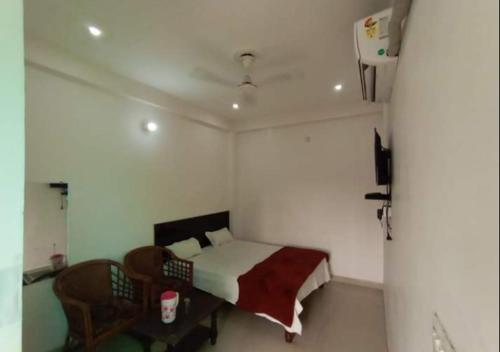 Un pat sau paturi într-o cameră la Kumbh Prayag Guest House By WB Inn