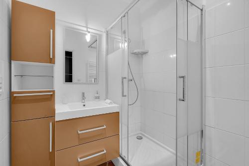 La salle de bains est pourvue d'une douche et d'un lavabo. dans l'établissement L'île aux Tounis - T3 Moderne centre de Toulouse, à Toulouse