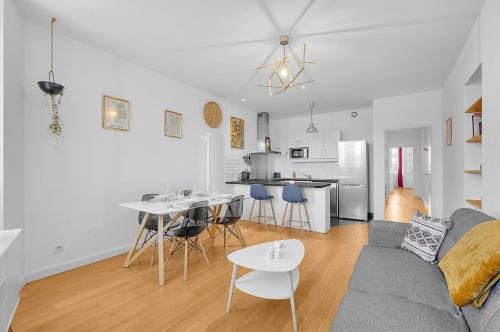 un salon avec un canapé et une table dans l'établissement L'île aux Tounis - T3 Moderne centre de Toulouse, à Toulouse