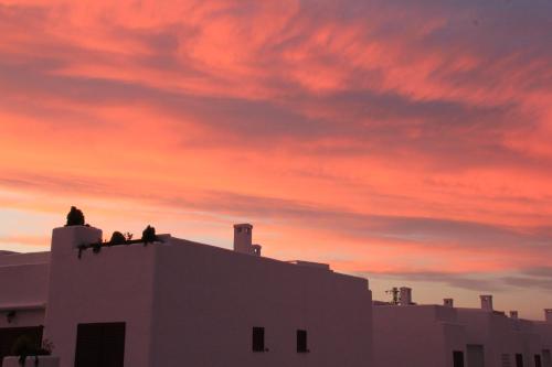 Η ανατολή ή δύση του ηλίου όπως φαίνεται από αυτό το διαμέρισμα ή από εκεί κοντά