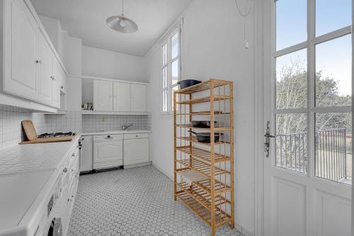 une cuisine avec une étagère en bois dans le coin dans l'établissement Rare pearl very quiet and bright in Toulouse, à Toulouse