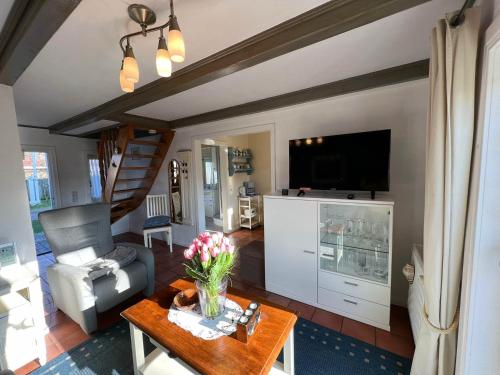 uma sala de estar com um sofá e uma mesa em Moby Dick im Haus Käpt'n Andresen em Westerland