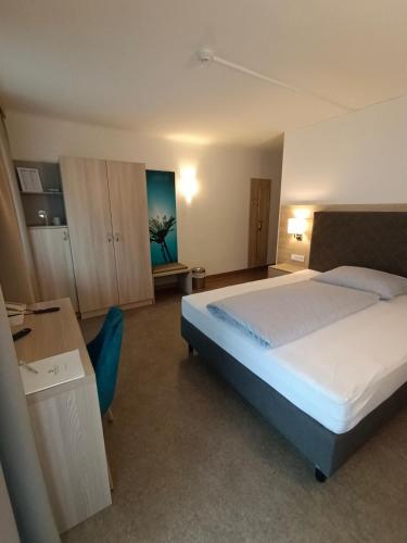 a hotel room with a bed and a desk and a desk at Gesundheits- & Wellnessresort Salzerbad in Kleinzell