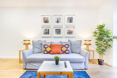 a living room with a couch and a table at Restauradores by Central Hill Apartments in Lisbon