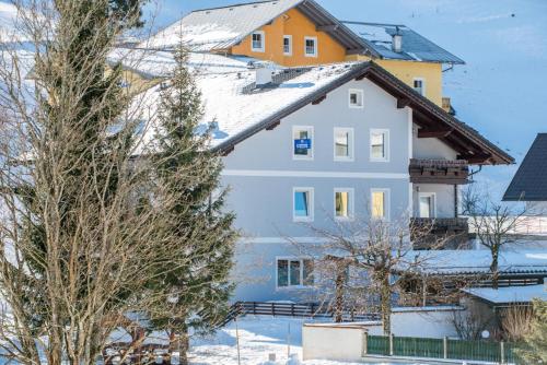 ein weißes Haus mit Schnee auf dem Dach in der Unterkunft Alpeneer in Lackenhof
