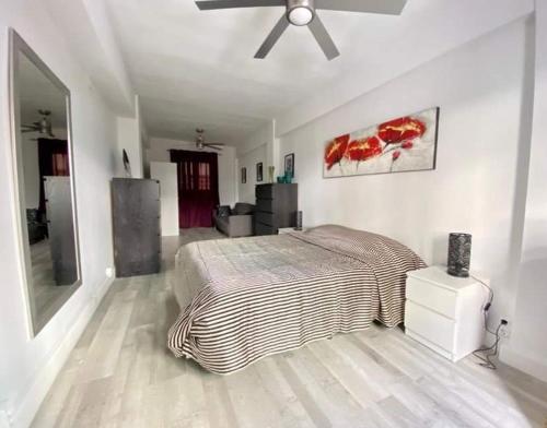 a bedroom with a bed and a ceiling fan at Rainbow Rentals Marques 7 in Benidorm