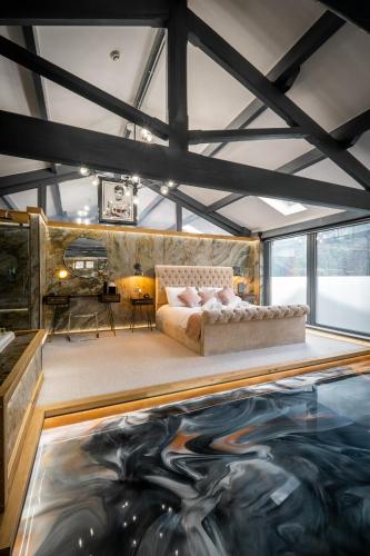 Habitación con cama y pintura en el suelo en Architect's Loft, en Windermere