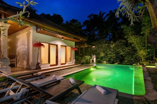 eine Villa mit einem Pool in der Nacht in der Unterkunft Padma Ubud Retreat in Ubud