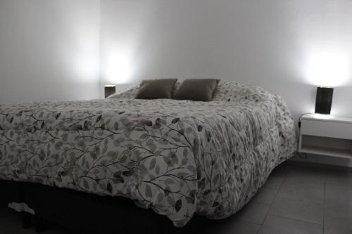 1 dormitorio con cama con edredón en Alojamiento San Rafael Pet Friendly en San Rafael