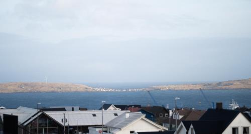 una vista de una ciudad con el océano en el fondo en Bright 2BR apartment, great view, en Tórshavn