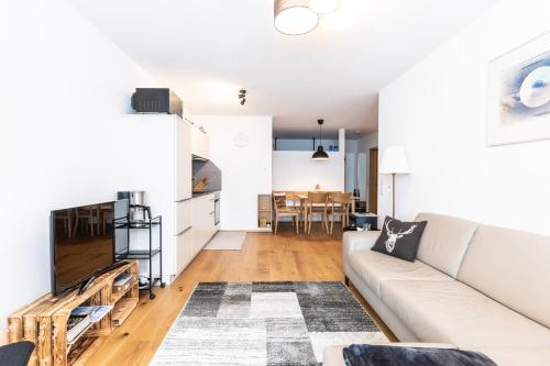 Faschina Apartment - Top 1 في فونتانيلا: غرفة معيشة مع أريكة وطاولة