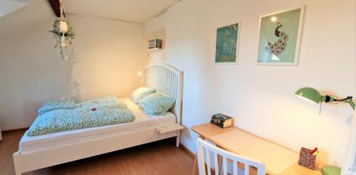 Kleines Zimmer mit einem Bett und einem Schreibtisch. in der Unterkunft liebenswertes Apartment 10 Minuten zur Altstadt in Koblenz
