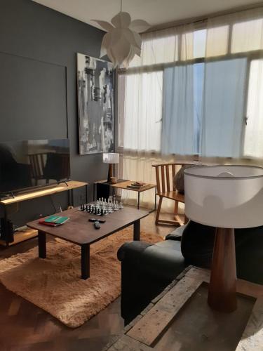 ein Wohnzimmer mit einem Schachbrett auf einem Tisch in der Unterkunft Dpto panorámico chic microcentro in Mendoza