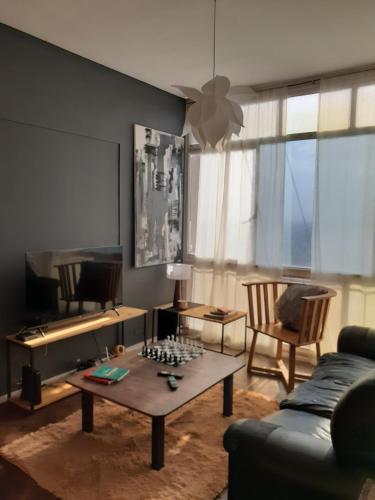 ein Wohnzimmer mit einem Tisch und einem Sofa in der Unterkunft Dpto panorámico chic microcentro in Mendoza