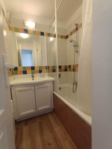 une salle de bain avec un lavabo, une douche et une baignoire dans l'établissement Appartement vue panoramique au domaine et golf de pont royal, à Mallemort