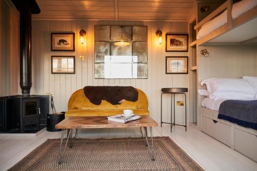um quarto com uma cama, uma mesa e um sofá em Hog Deer Creek - At Port Lympne Reserve em Hythe