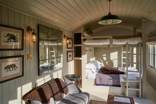 um quarto com 2 beliches e um sofá em Hog Deer Creek - At Port Lympne Reserve em Hythe