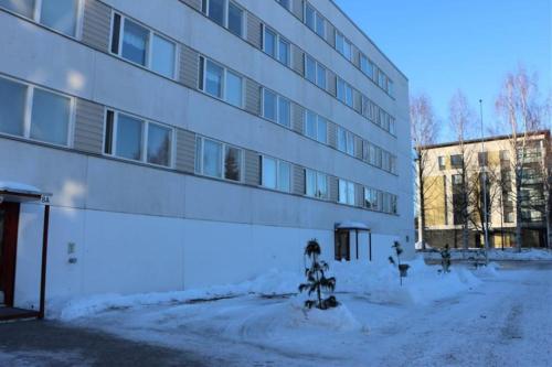 ein Gebäude mit Schnee davor in der Unterkunft Studio middle of town centre. in Tornio