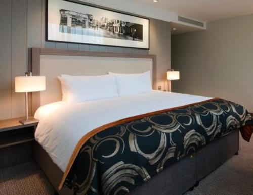 En eller flere senge i et værelse på Clayton Hotel Chiswick