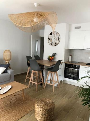 une cuisine et un salon avec une table et des chaises dans l'établissement Le Bigorn'O : T2 situé à 50 m de la plage, à Concarneau