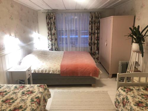 ヴィリャンディにあるLille Lux Apartmentのベッドルーム(ベッド1台、窓付)