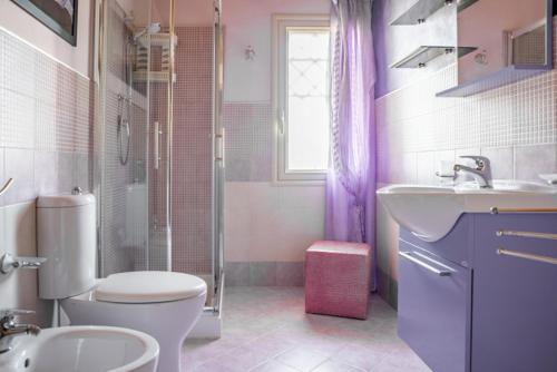 a bathroom with a toilet and a sink and a shower at Villa Lucia in Ognina