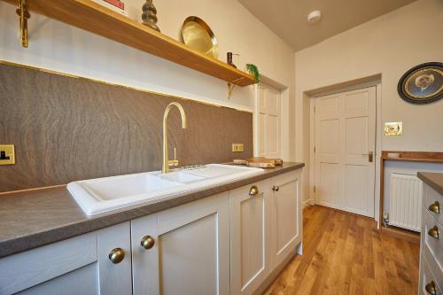 uma cozinha com um lavatório e uma bancada em The Jungle Nook; Romantic Haven em Berwick-Upon-Tweed