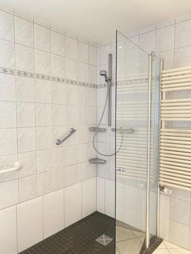 a bathroom with a shower with a glass door at Monteurhaus Osnabrück Lüstringen in Osnabrück