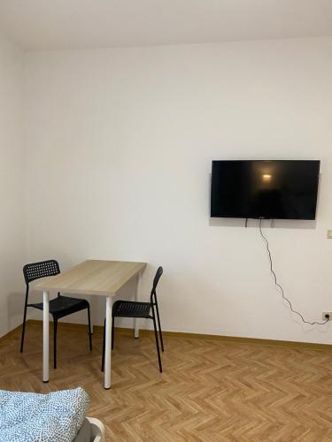 Televisyen dan/atau pusat hiburan di Monteurhaus Osnabrück Lüstringen