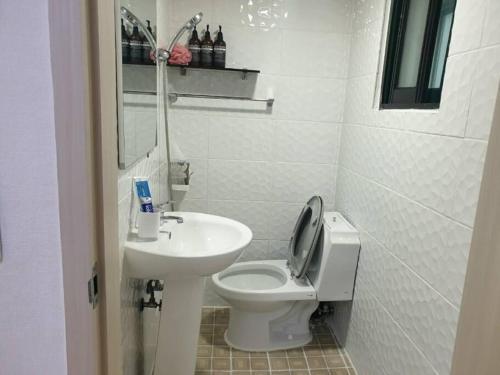 een kleine badkamer met een toilet en een wastafel bij AREX Hongik station 3min in Seoul