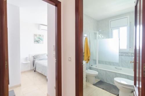 ein Badezimmer mit einer Badewanne, einem WC und einem Waschbecken in der Unterkunft Club Villamar - Santelmo in Lloret de Mar