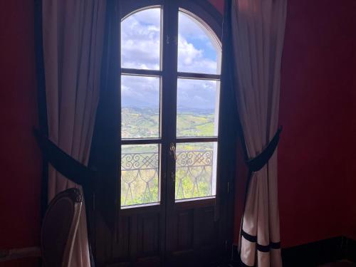 ventana en una habitación con vistas en Hotel Casa Henrietta, en Jimena de la Frontera