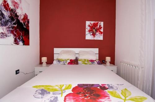 um quarto com uma cama grande e paredes vermelhas em Apartment Rosi, surrounded by greenery in a quiet location em Pula