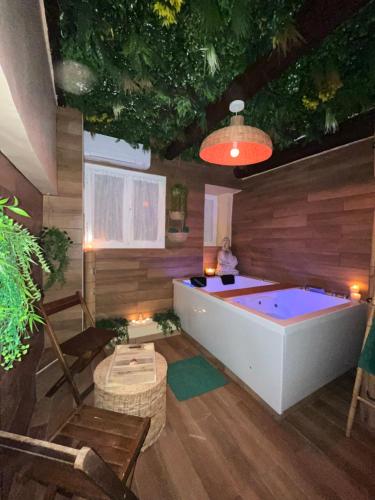 a jacuzzi tub in a room with a table and chairs at Le balneo jacuzzi Vieil Antibes Safranier in Antibes