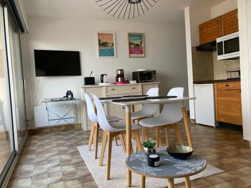 cocina con mesa y sillas en una habitación en Sarzeau, st Jacques Vue pleine mer, possibilité nuitée en Sarzeau