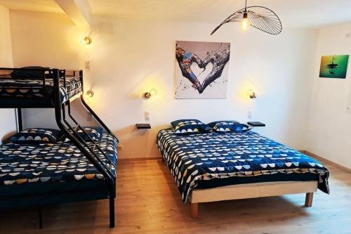 um quarto com 2 camas e uma escada em La KAVAL Vosgienne em Frémifontaine