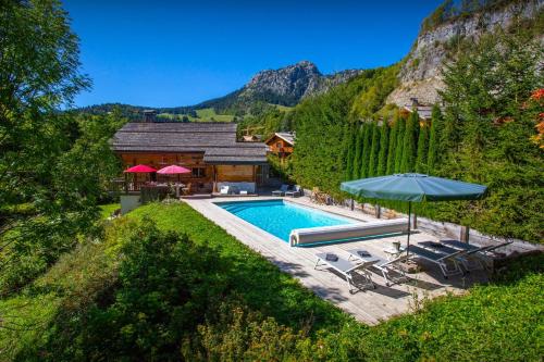 Piscina de la sau aproape de Lodge le Chevreuil - OVO Network