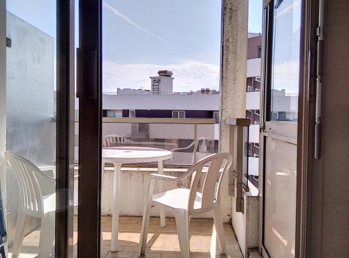 un balcon avec une table et des chaises sur un balcon dans l'établissement Résidence Graziella Studio 503, à Juan-les-Pins